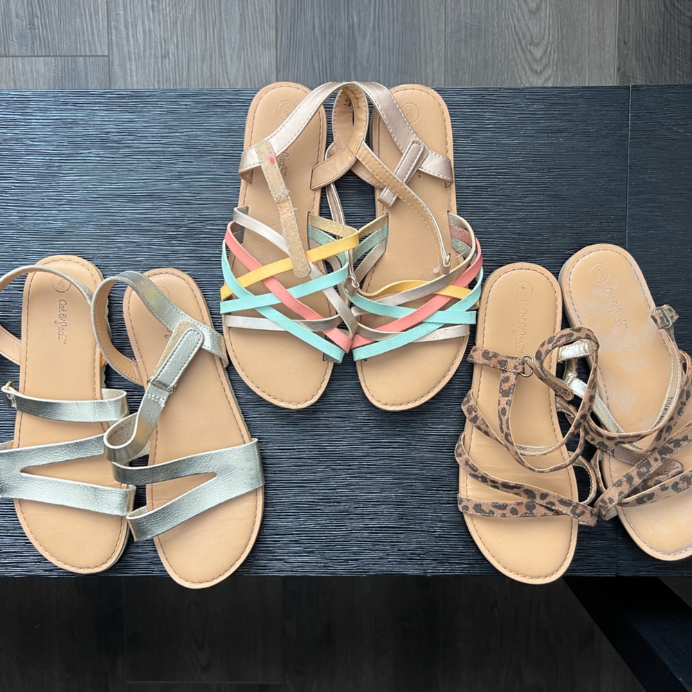Sandals Size 4 women cat & jack